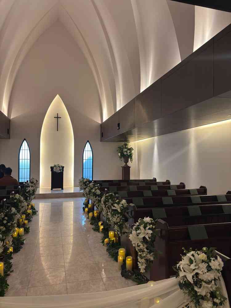 チャペル内　クリームベージュの色味とダークブラウンのベンチが厳かで綺麗でした