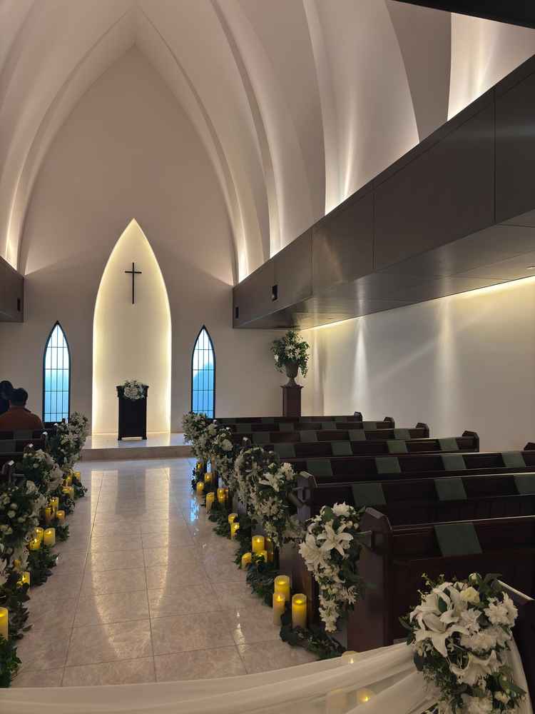 チャペル内　クリームベージュの色味とダークブラウンのベンチが厳かで綺麗でした