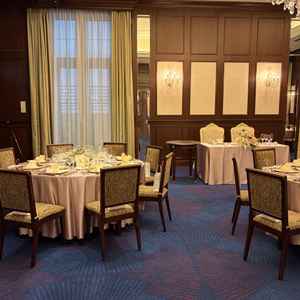 披露宴会場の写真です。落ち着いた雰囲気でした。