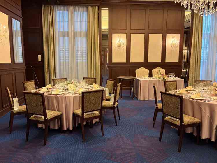 披露宴会場の写真です。落ち着いた雰囲気でした。