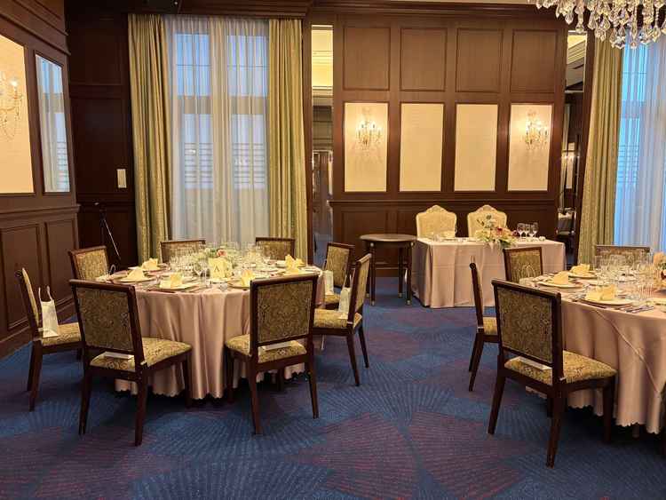 披露宴会場の写真です。落ち着いた雰囲気でした。