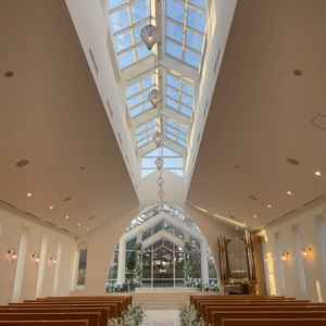 チャペル（中）：自然の景色をバックに、天窓から日光も入って綺麗だった。壇上の2台のカメラが気になった