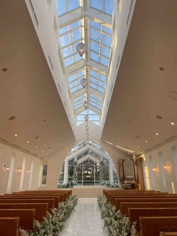 チャペル（中）：自然の景色をバックに、天窓から日光も入って綺麗だった。壇上の2台のカメラが気になった