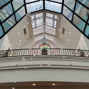 天井や壁面は有名なステンドグラスアーティストの作品。素敵！羽根が降ってくる演出もオシャレ。