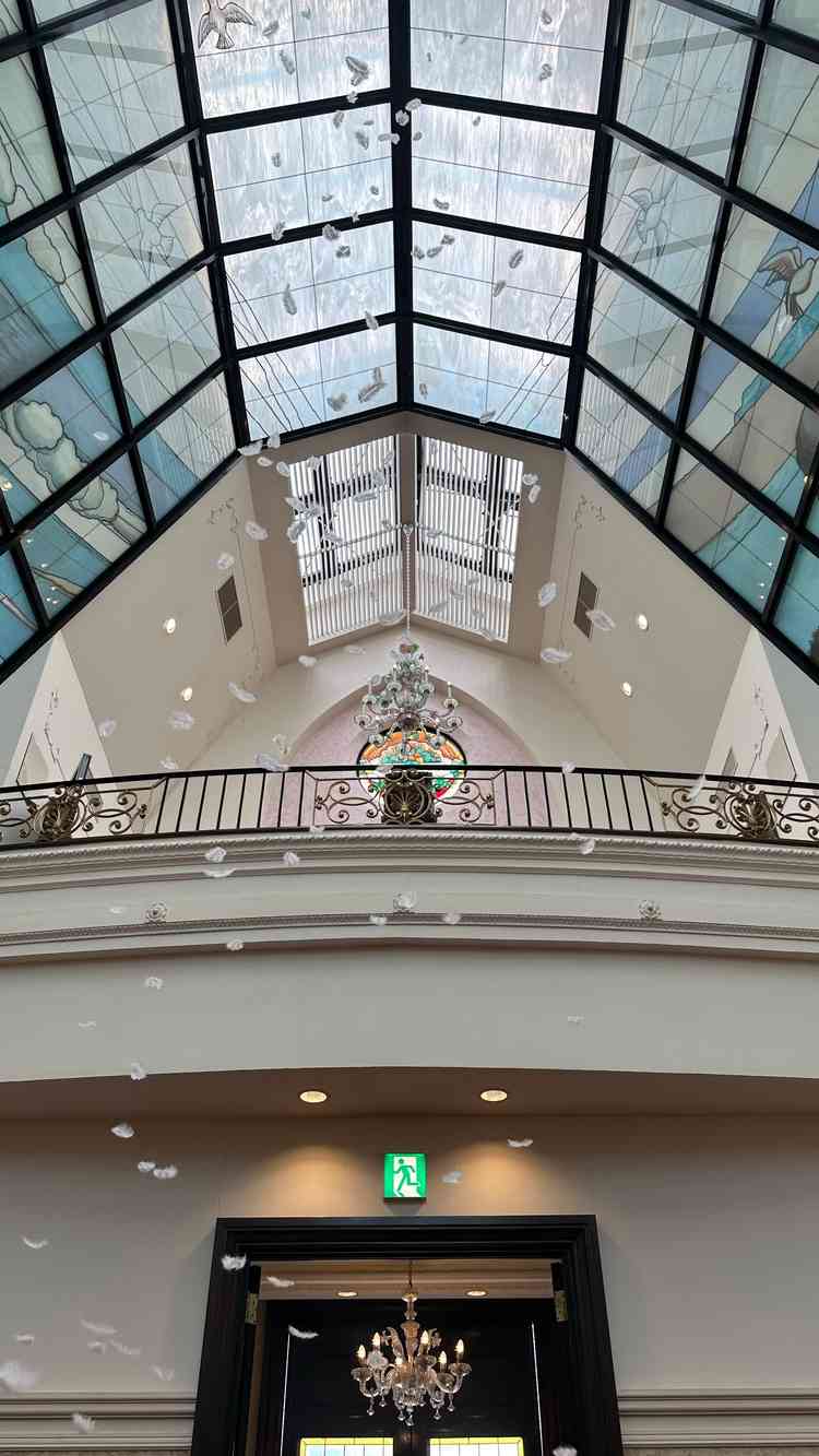 天井や壁面は有名なステンドグラスアーティストの作品。素敵！羽根が降ってくる演出もオシャレ。