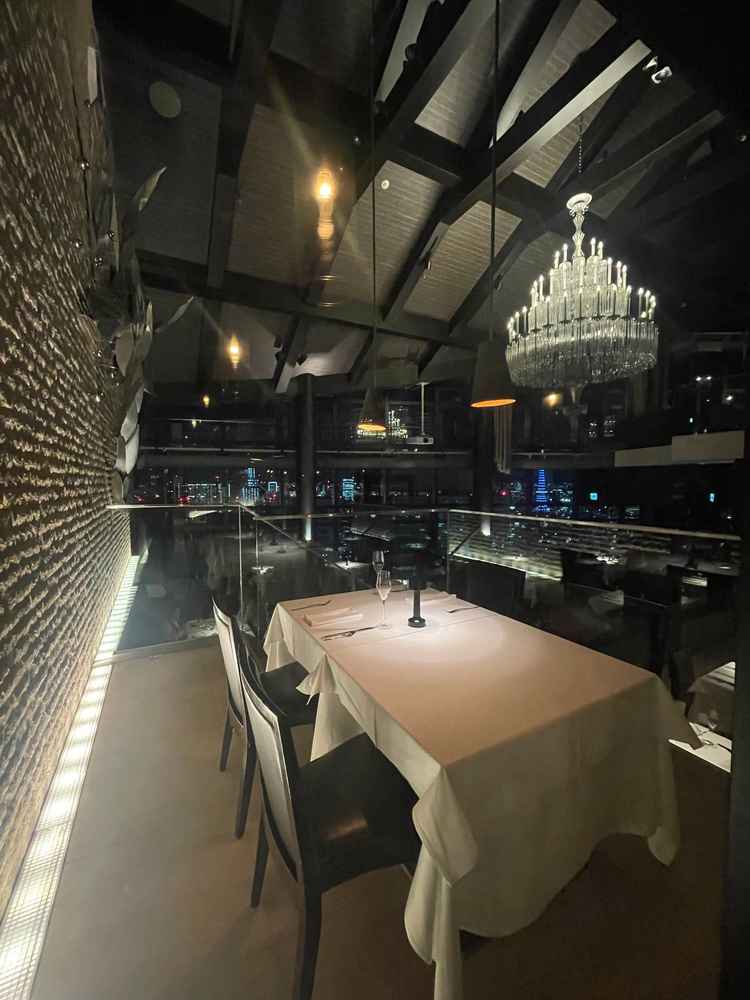 上の席。ナイトビューだから外は綺麗だったが、実際のパーティ中は写真が暗くならないか気になった。