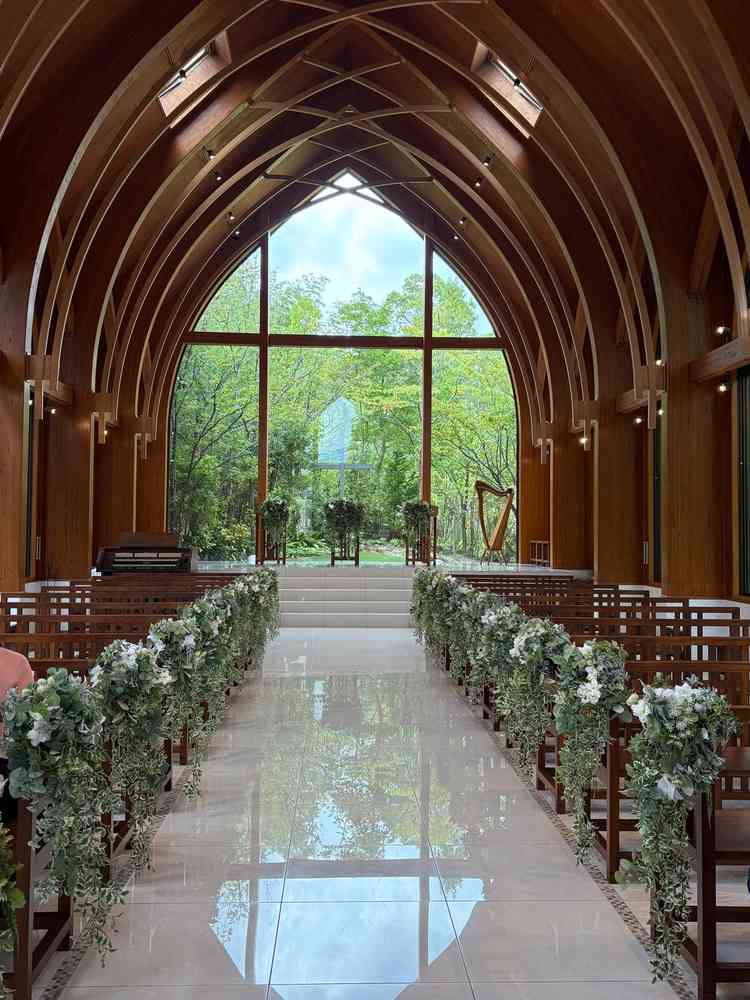 木造は全て木で作られており、挙式会場内に入ると木の香りを感じた。緑で囲まれており、非日常味わえた。