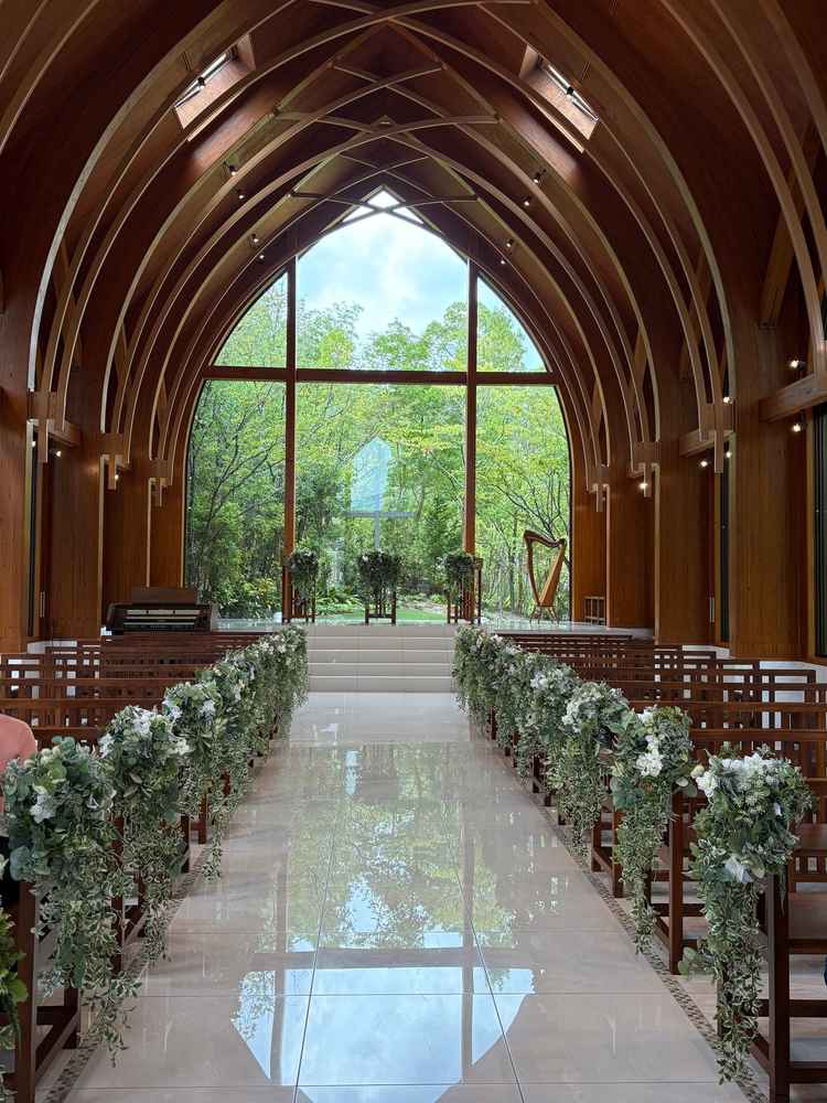 木造は全て木で作られており、挙式会場内に入ると木の香りを感じた。緑で囲まれており、非日常味わえた。