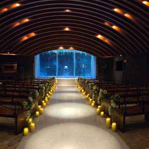 チャペルの写真です。歩きに合わせて光が当たって綺麗です。