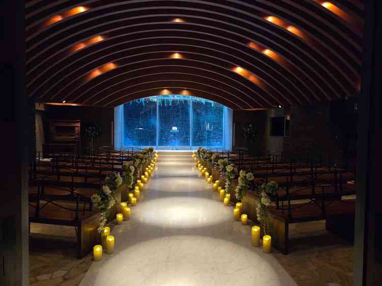 チャペルの写真です。歩きに合わせて光が当たって綺麗です。