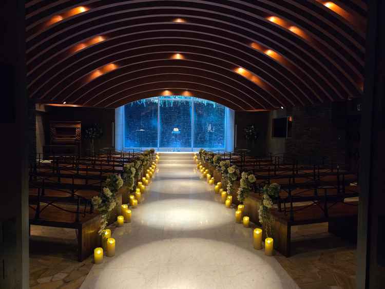 チャペルの写真です。歩きに合わせて光が当たって綺麗です。