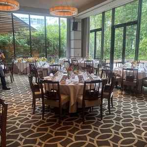 披露宴会場の雰囲気、中庭から光がさして華やかな印象でした。