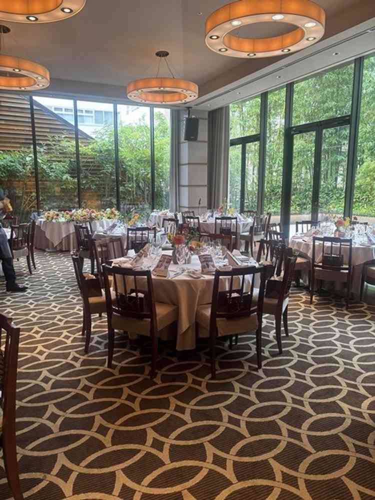 披露宴会場の雰囲気、中庭から光がさして華やかな印象でした。