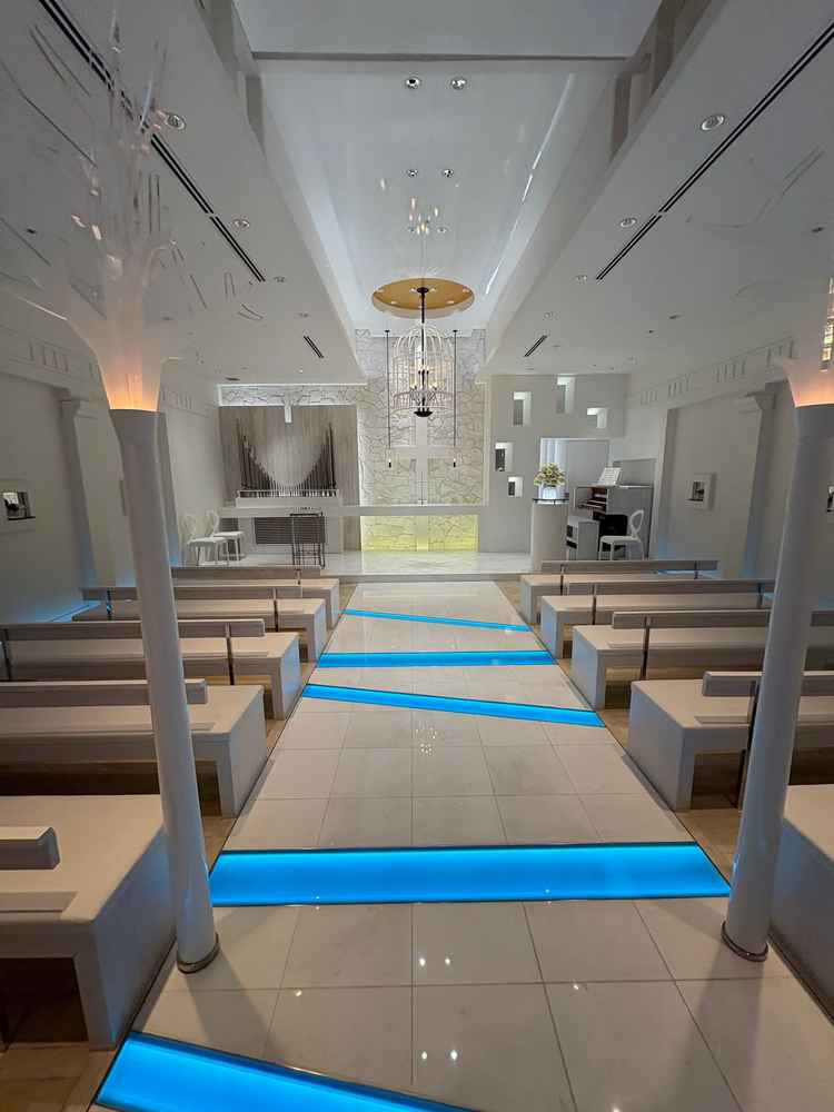 チャペル、白基調で可愛い