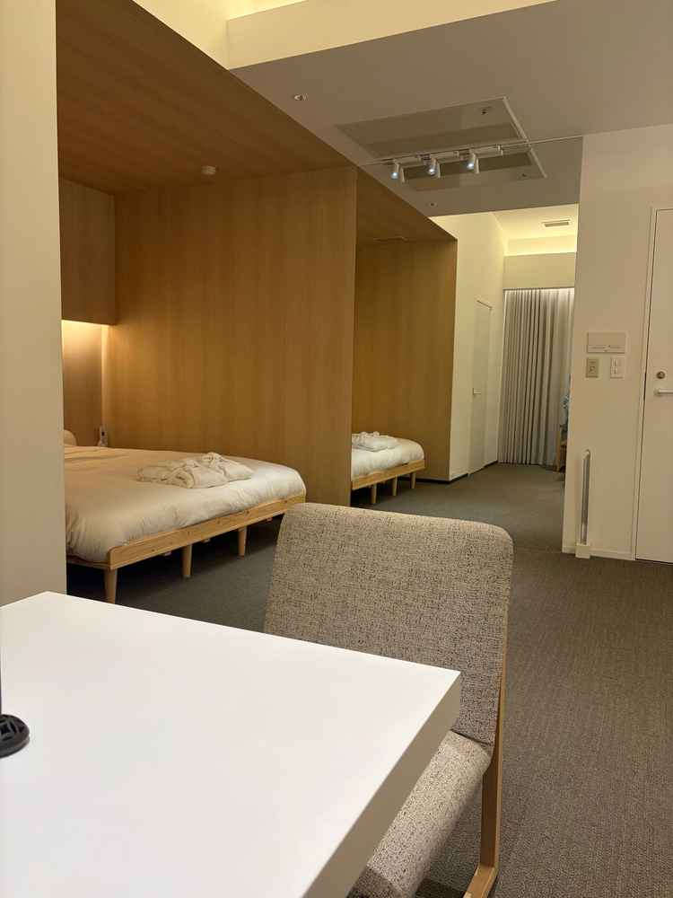 控室。本番はこの部屋で着替えや準備をする。