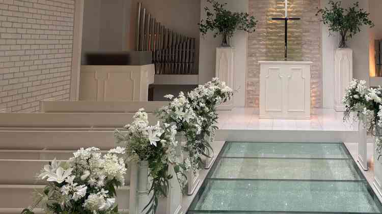 参列者と距離が近くコンパクトな挙式会場