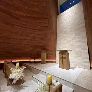 祭壇までの段数が少なく、新郎新婦を近くで見ることができる設定。