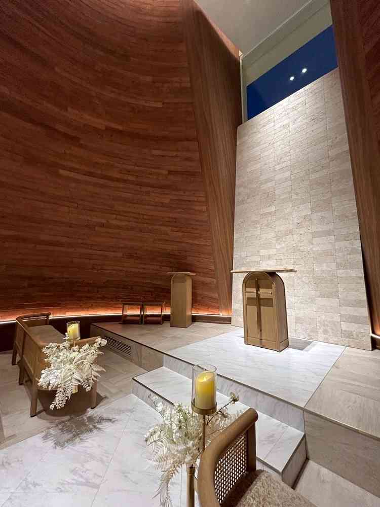 祭壇までの段数が少なく、新郎新婦を近くで見ることができる設定。