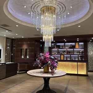 披露宴会場前の待合スペースも広く、ゲストが立ち時間も暇しないのがよい！