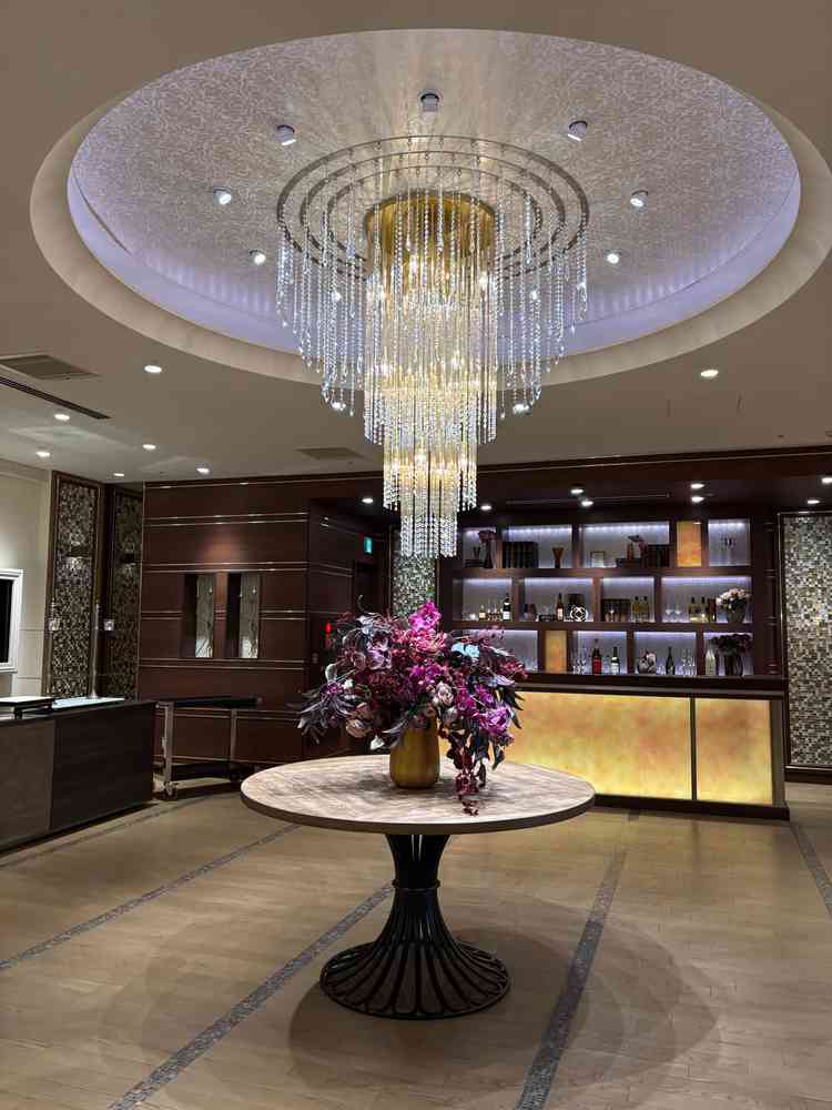 披露宴会場前の待合スペースも広く、ゲストが立ち時間も暇しないのがよい！