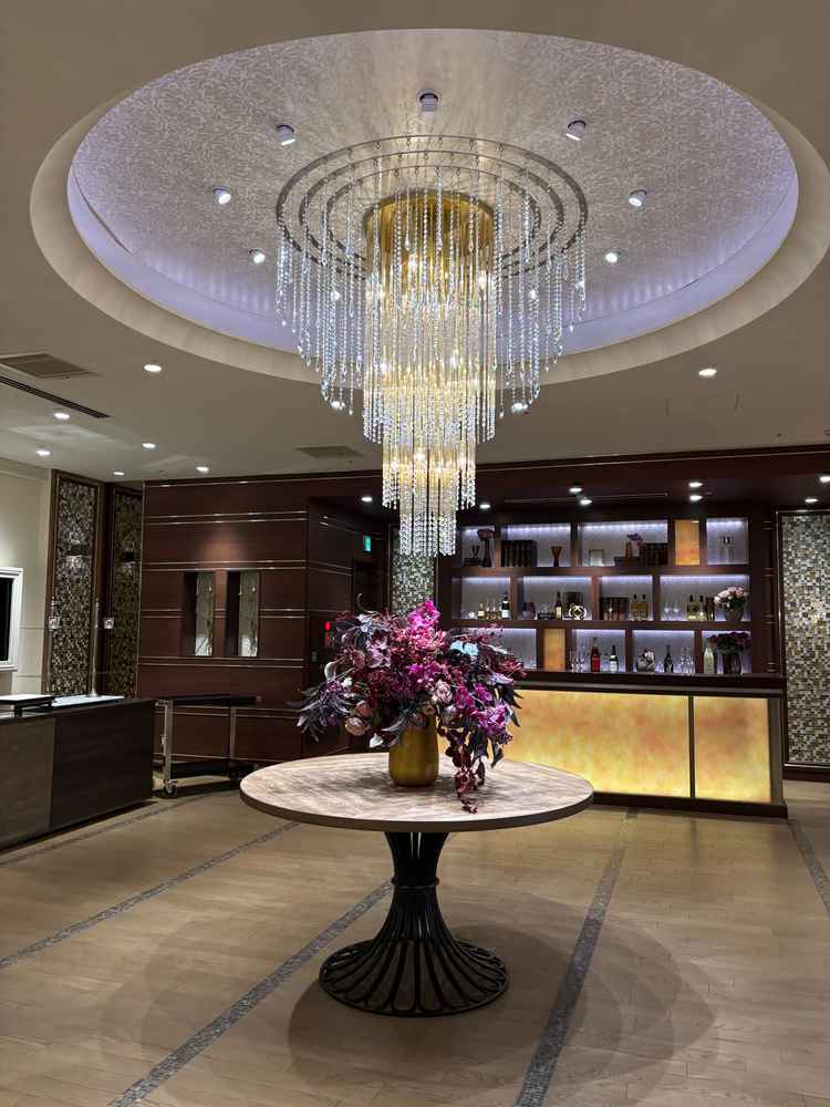 披露宴会場前の待合スペースも広く、ゲストが立ち時間も暇しないのがよい！