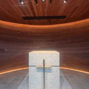 実際にバージンロードを歩き、祭壇近くまで行かせていただきました。新郎新婦目線を体験。