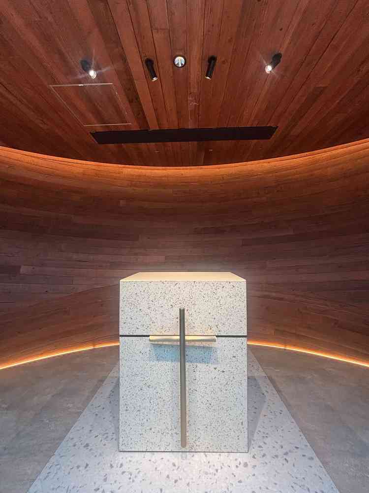 実際にバージンロードを歩き、祭壇近くまで行かせていただきました。新郎新婦目線を体験。