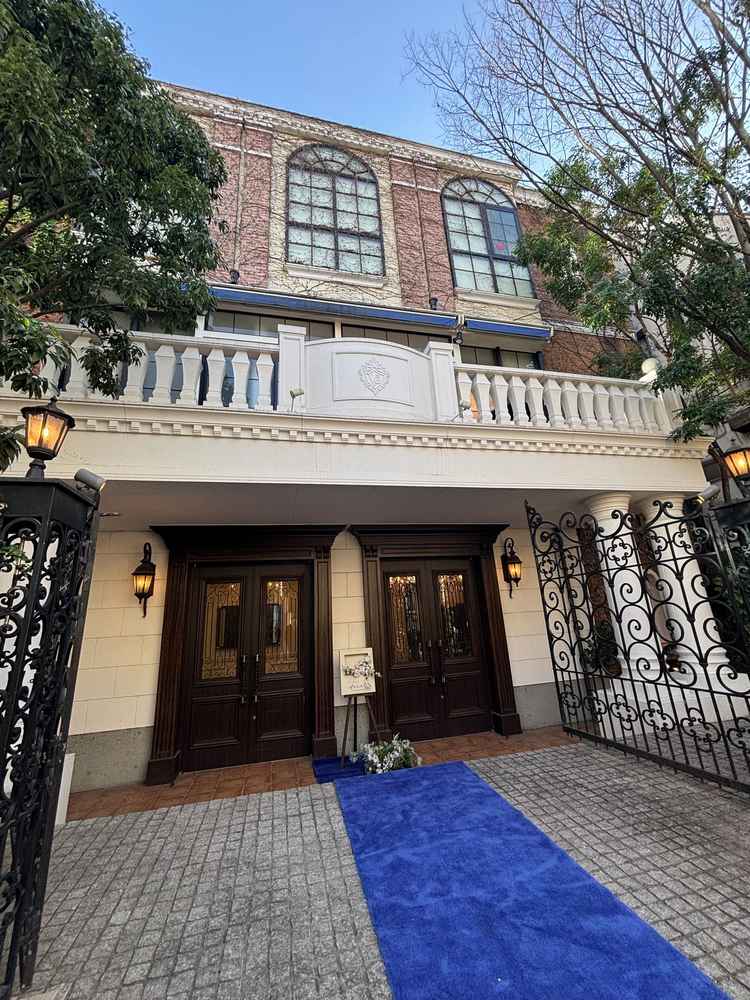 エントランスです。一棟建てのため、入口に雰囲気があり素敵だと感じました。広々とした印象でした。