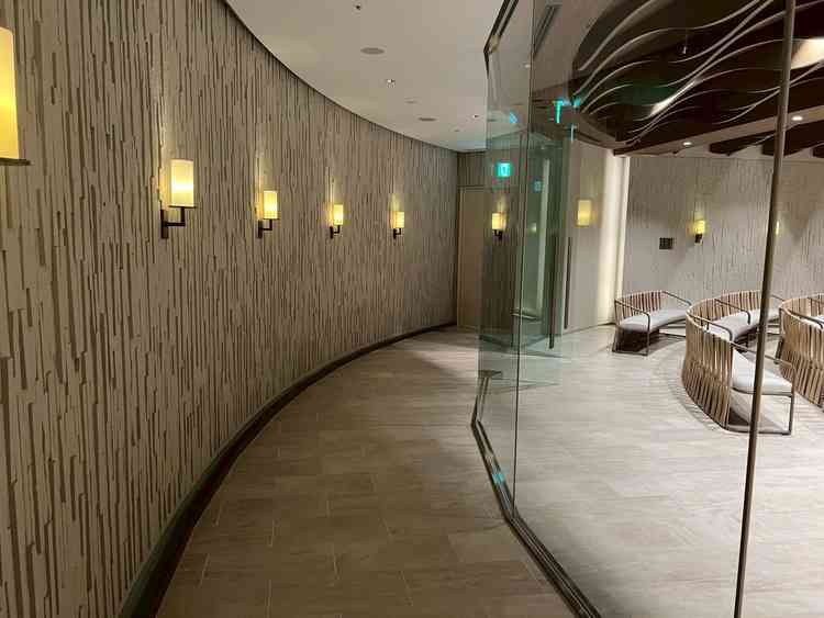 チャペルの後方。特徴的なバージンロード。