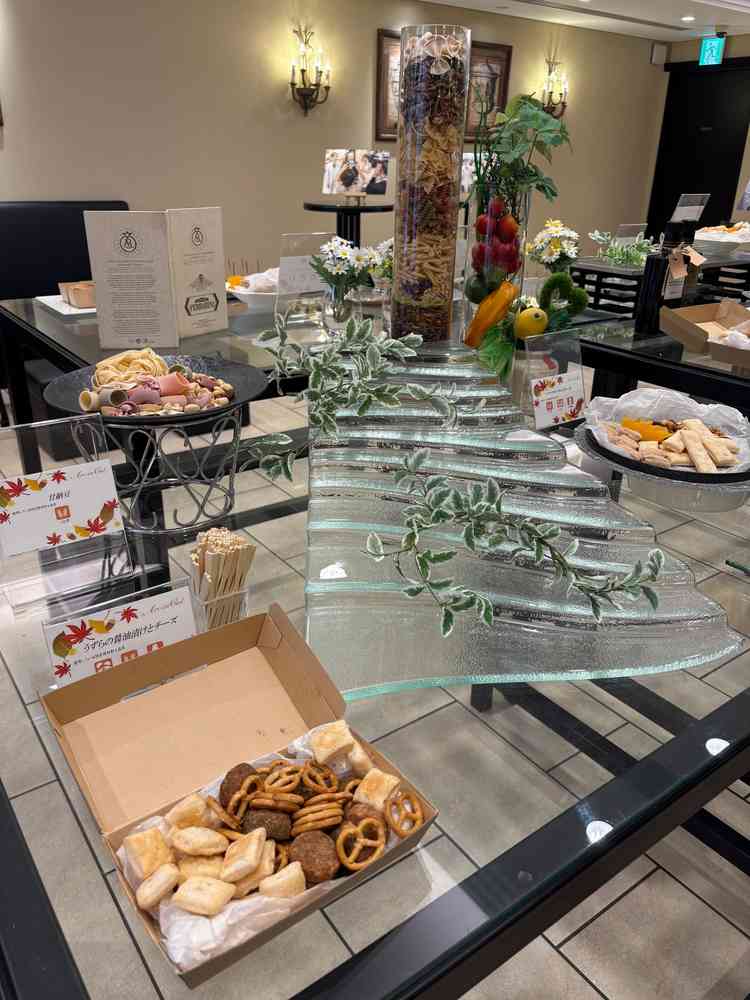 挙式から披露宴までの間にウェルカムパーティースペースがあり、新郎新婦と写真を撮ったり軽食も頂けます