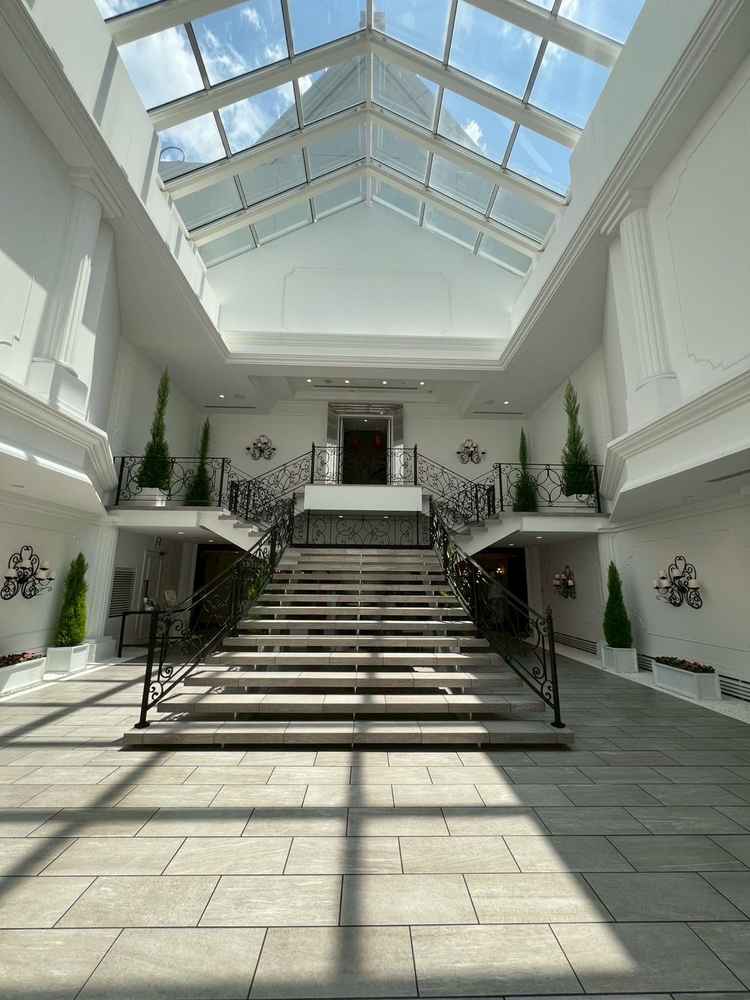 フラワーシャワーの会場。晴れでも曇りでもしっかり明るく全天候型です。