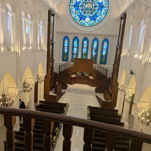 チャペルは珍しく2階も使用可能との事で、新婦が二階から登場という珍しい挙式もできる。