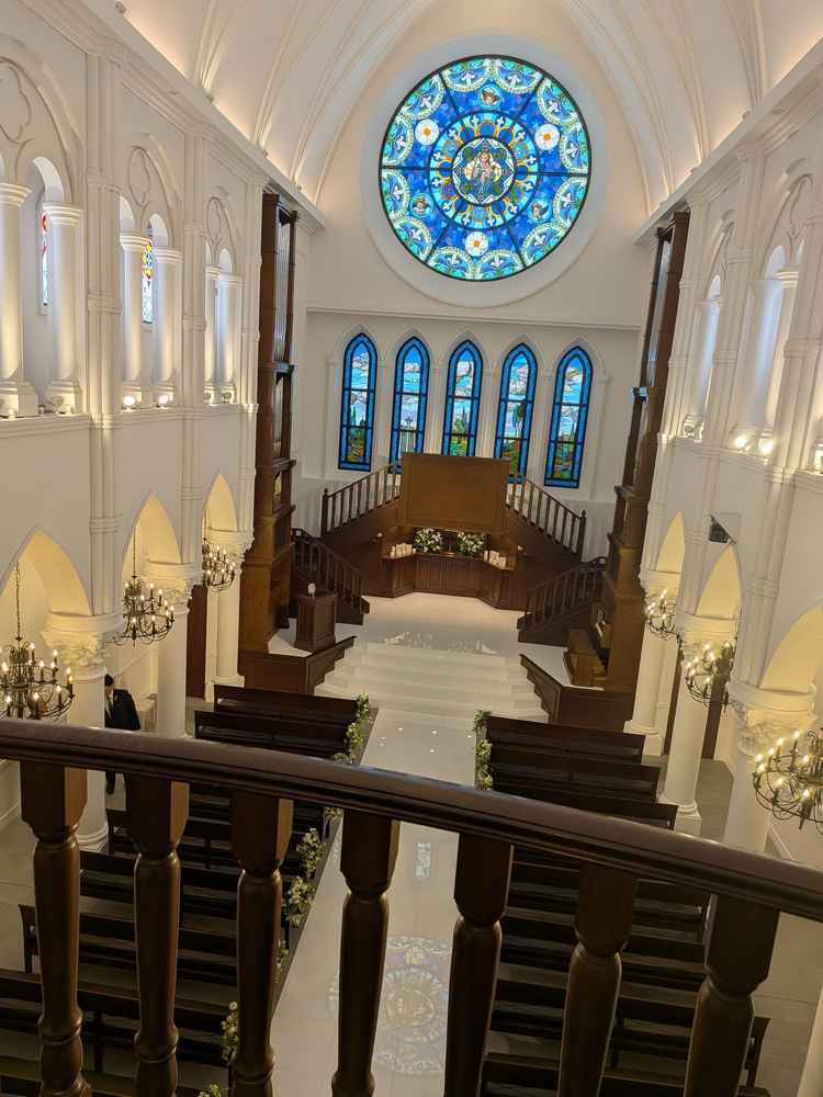 チャペルは珍しく2階も使用可能との事で、新婦が二階から登場という珍しい挙式もできる。