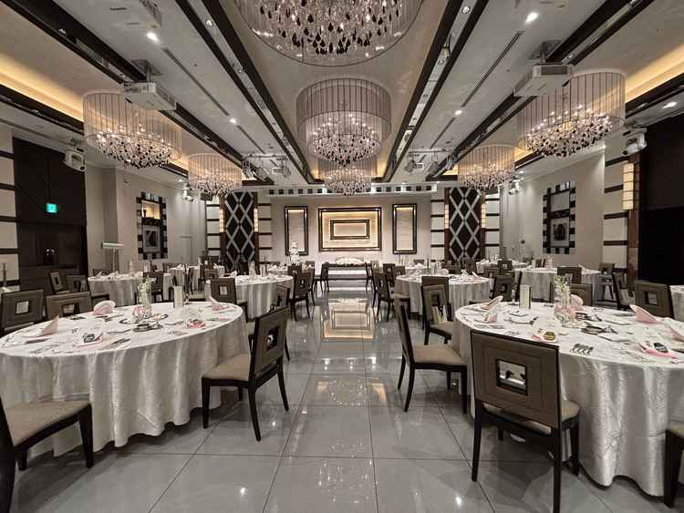 披露宴会場はシャンデリアが綺麗で各テーブルのお花がそんなに多くなくても映えそうでした。