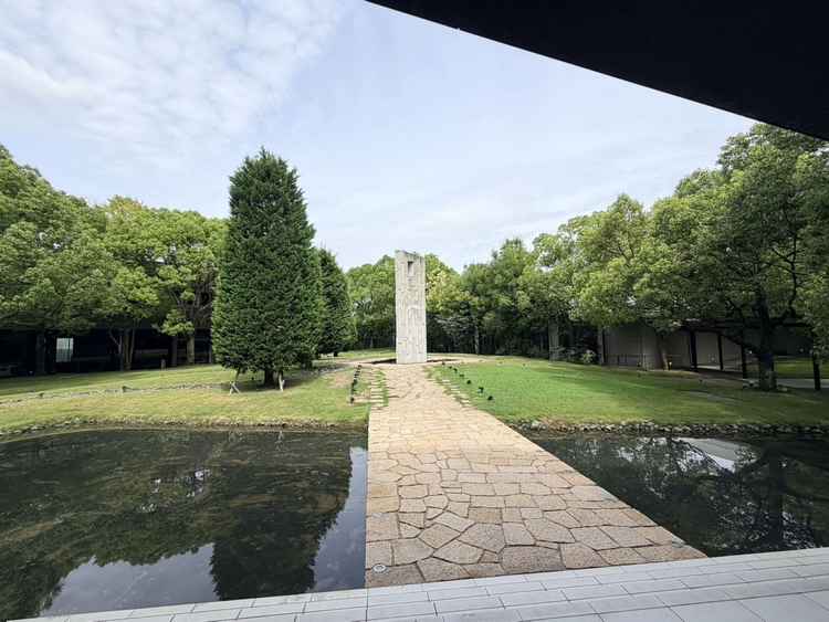チャペルを出た景色は、街中とは思えない緑に囲まれていた