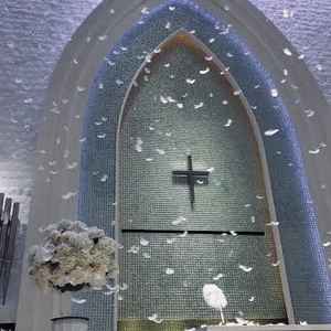 チャペルの羽が落ちてくる演出が素敵でした。