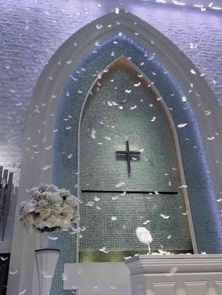 チャペルの羽が落ちてくる演出が素敵でした。