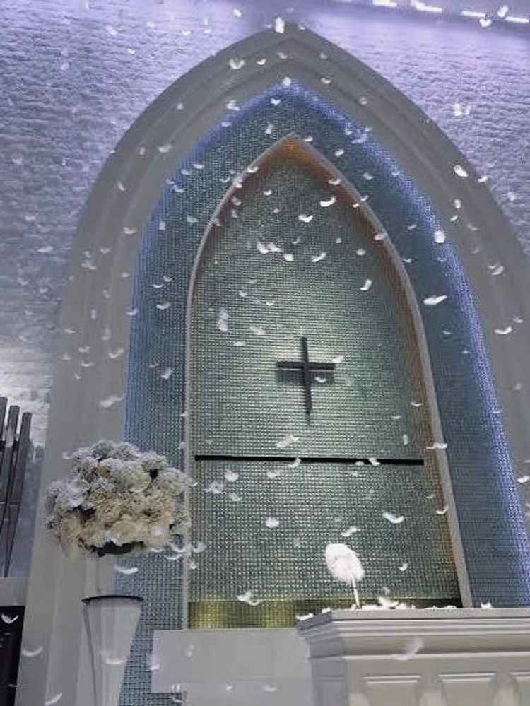 チャペルの羽が落ちてくる演出が素敵でした。