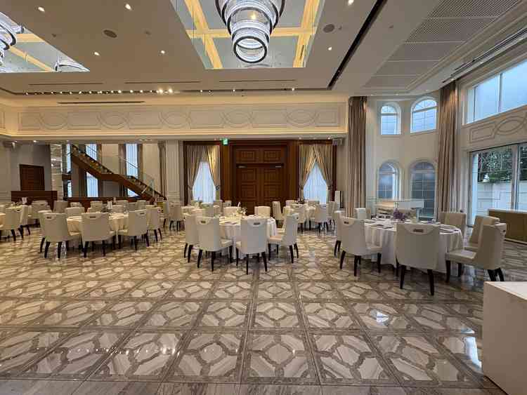 1回の披露宴会場は7mもあり、階段入場もできてこちらも捨てがたい！