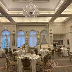 大きめの披露宴会場で、窓が大きく天井も高くとても広く感じました。