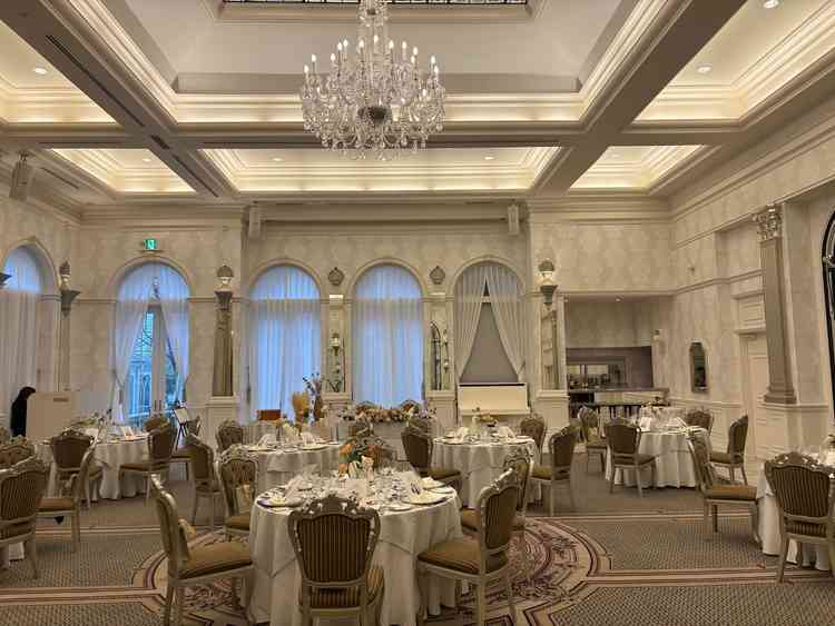 大きめの披露宴会場で、窓が大きく天井も高くとても広く感じました。