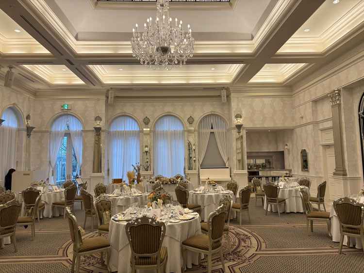 大きめの披露宴会場で、窓が大きく天井も高くとても広く感じました。