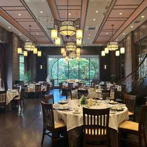 披露宴会場「オリエンタルテラス」は濃いブラウンを基調とした大人な雰囲気。