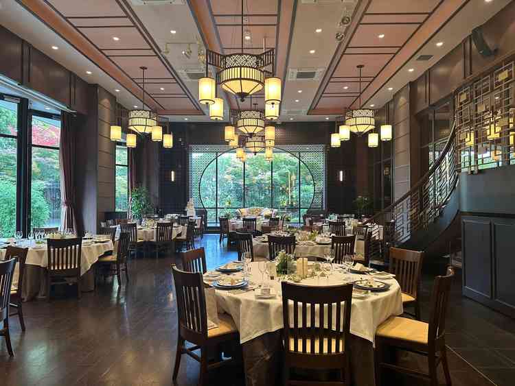 披露宴会場「オリエンタルテラス」は濃いブラウンを基調とした大人な雰囲気。