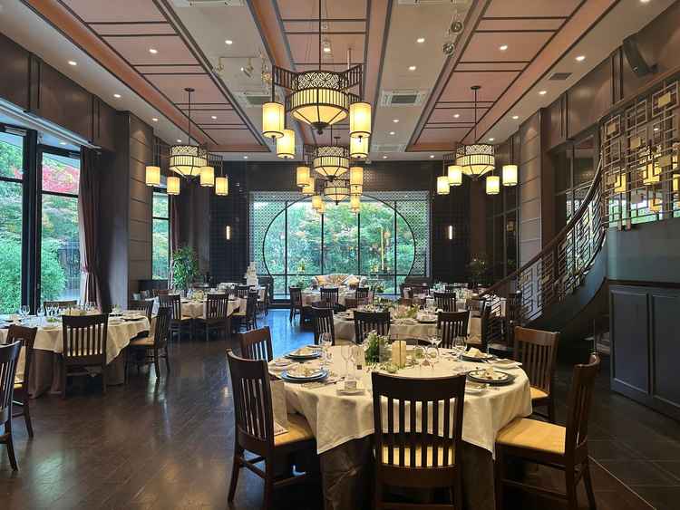 披露宴会場「オリエンタルテラス」は濃いブラウンを基調とした大人な雰囲気。