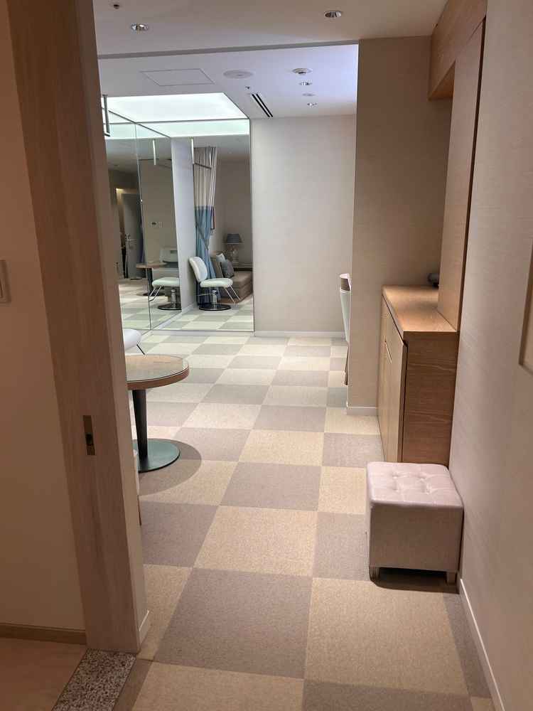 式当日の新婦控え室。かなりの広さがあり、中にトイレも用意されています。