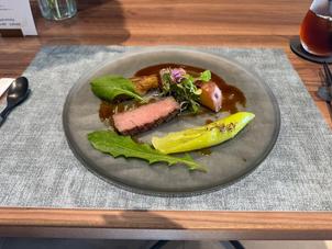 メイン料理。とてもお肉が柔らかく美味しかった