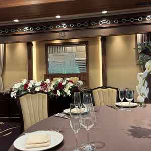 披露宴会場での試食会。丸テーブルに10枚ずつ座るスタイルです。テーブル毎の人数調整は可能とのこと。