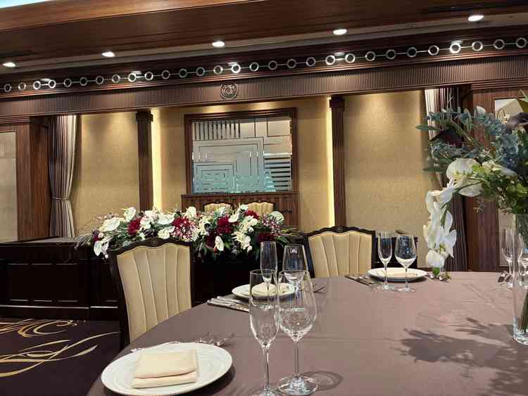 披露宴会場での試食会。丸テーブルに10枚ずつ座るスタイルです。テーブル毎の人数調整は可能とのこと。