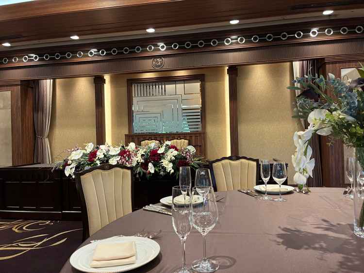 披露宴会場での試食会。丸テーブルに10枚ずつ座るスタイルです。テーブル毎の人数調整は可能とのこと。